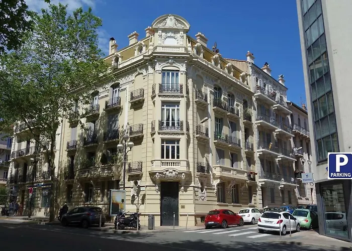- à Deux Pas Du Palais Des Festivals *