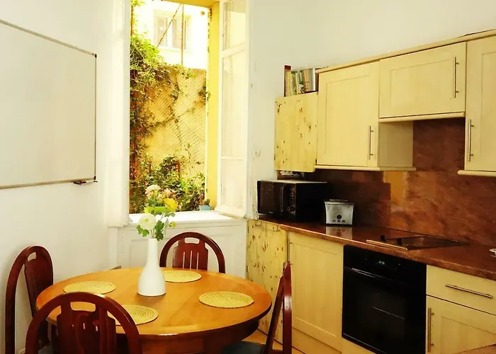 - à Deux Pas Du Palais Des Festivals Appartement