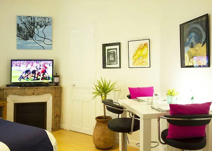 - à Deux Pas Du Palais Des Festivals Appartement