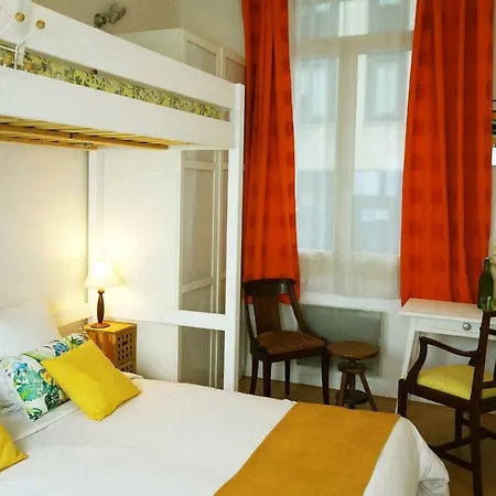 - A Deux Pas Du Palais Des Festivals